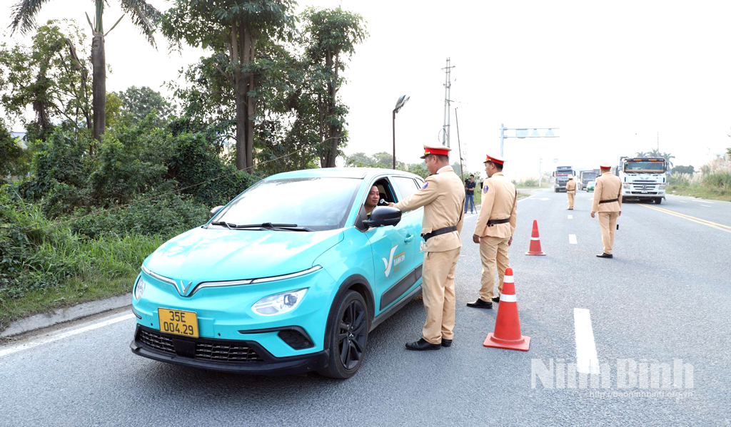 Lực lượng Cảnh sát giao thông Công an tỉnh tăng cường xử lý vi phạm nồng độ cồn đối với người điều khiển phương tiện tham gia giao thông qua địa bàn.