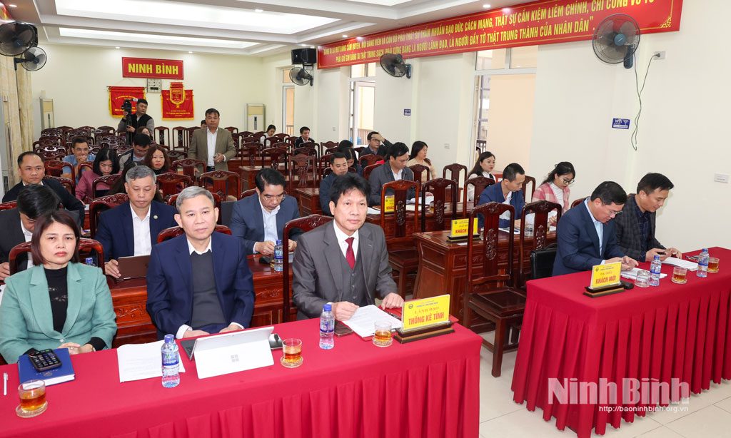 Các đại biểu dự họp báo.