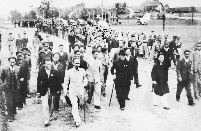 Nhân dân Hà Nội đón mừng Chủ tịch Hồ Chí Minh và các vị được giới thiệu ứng cử Đại biểu Quốc hội. Hà Nội, ngày 5/1/1946. (Nguồn: Bảo tàng Hồ Chí Minh)