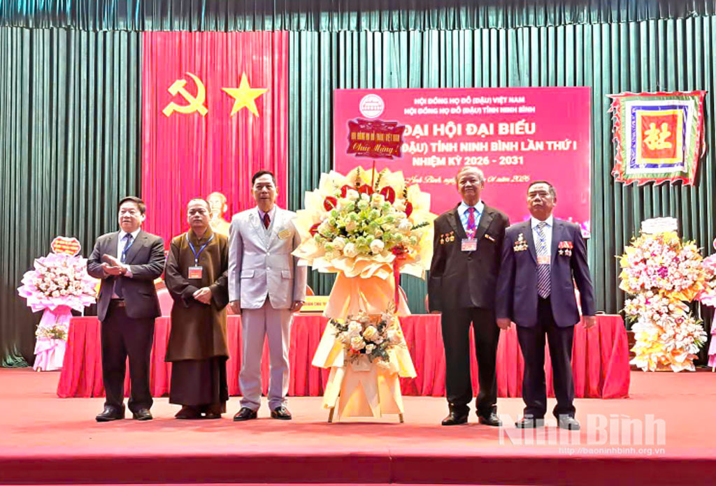 Đại diện lãnh đạo Hội đồng họ Đỗ (Đậu) Việt Nam tặng hoa chúc mừng Đại hội.