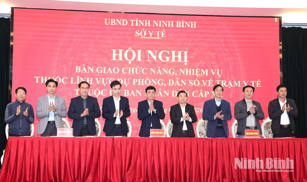 Lãnh đạo Trung tâm Y tế Nho Quan ký biên bản bàn giao với lãnh đạo các xã.