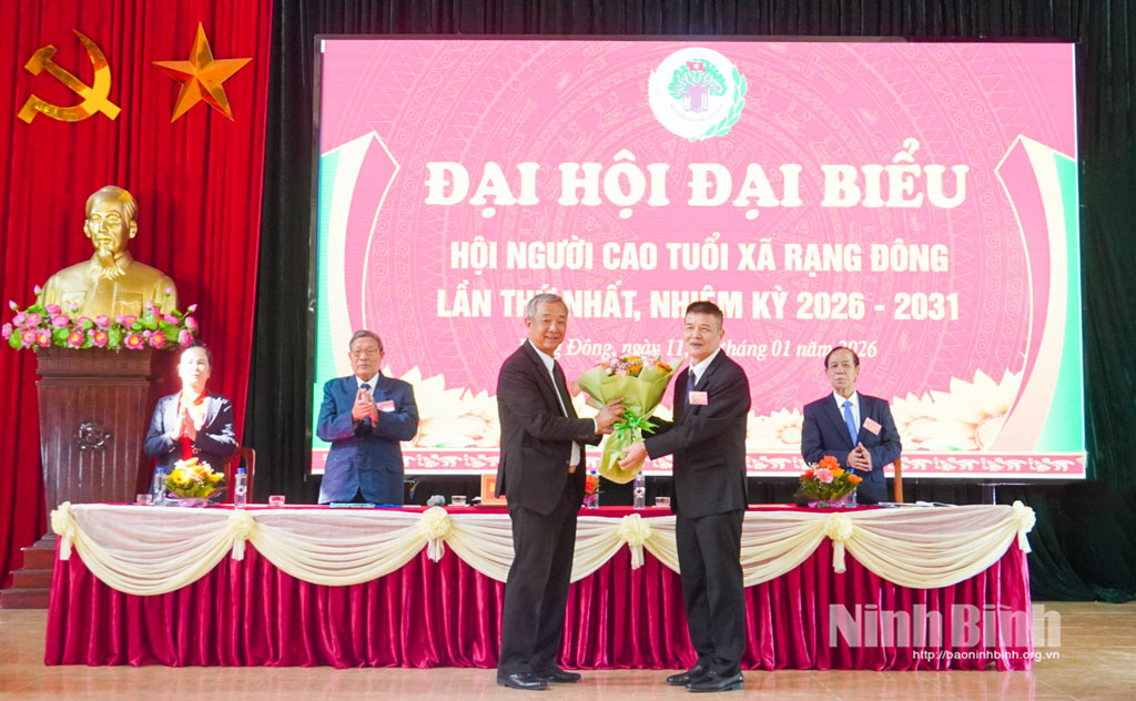 Lãnh đạo Hội Người cao tuổi tỉnh tặng hoa chúc mừng Đại hội