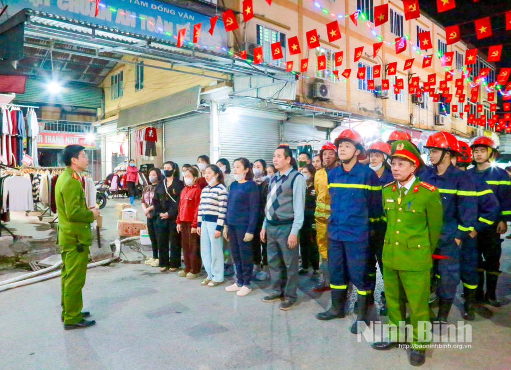 Cán bộ Phòng Cảnh sát PCCC và CNCH, Công an tỉnh tuyên truyền nâng cao kiến thức về PCCC cho các tiểu thương tại chợ Trung tâm Đồng Văn.