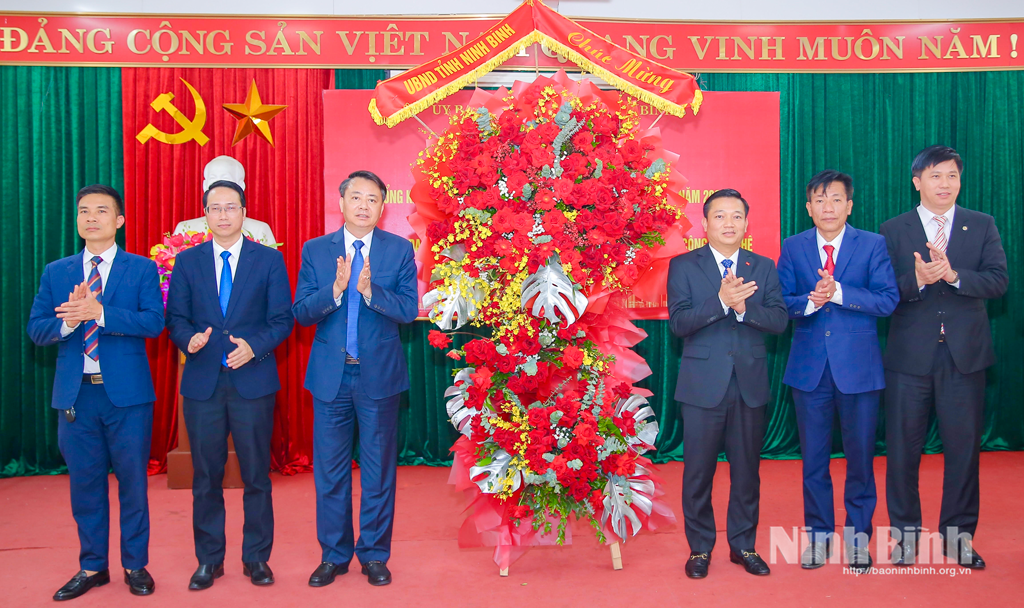 Đồng chí Nguyễn Cao Sơn, Tỉnh ủy viên, Phó Chủ tịch UBND tỉnh tặng hoa chúc mừng Sở Công Thương.