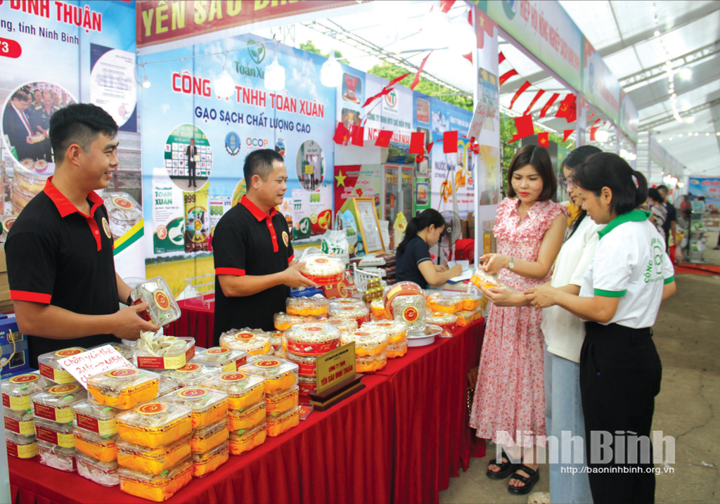 Giới thiệu sản phẩm tại Tuần lễ Nông sản an toàn và sản phẩm OCOP tỉnh Ninh Bình 2025.