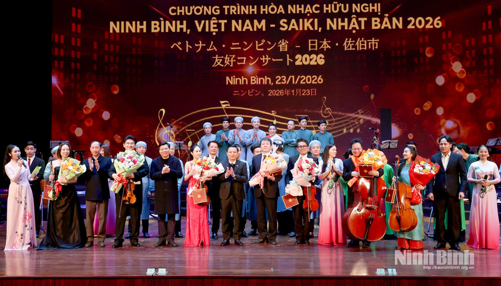 Đồng chí Nguyễn Cao Sơn, Tỉnh ủy viên, Phó Chủ tịch UBND tỉnh tặng hoa và quà lưu niệm cho các nghệ sỹ.