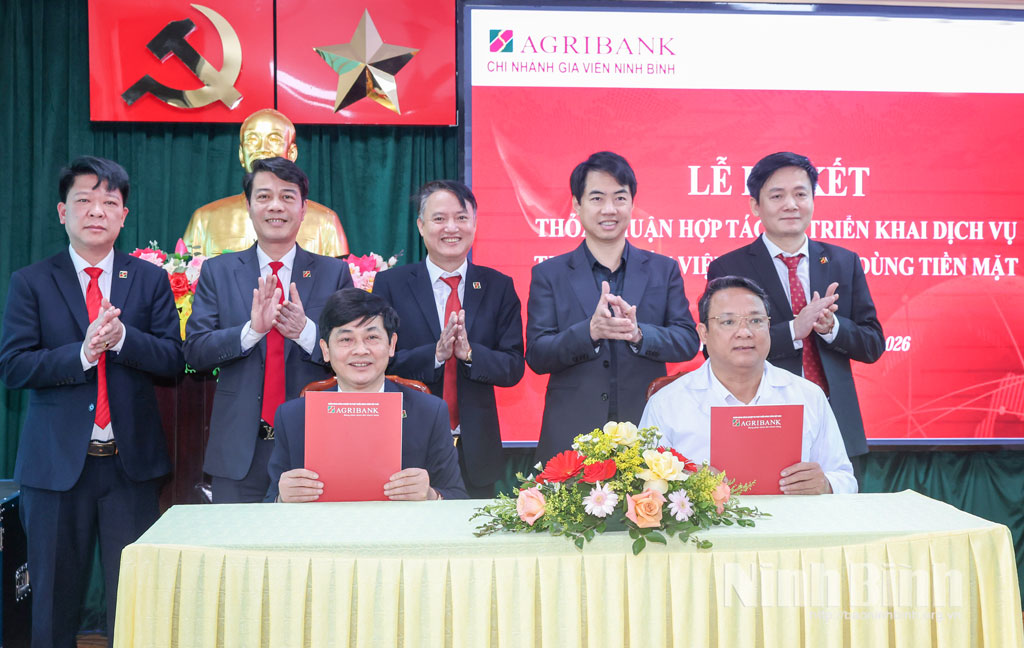 Lãnh đạo Ngân hàng Agribank Chi nhánh Gia Viễn và lãnh đạo Bệnh viện Đa khoa Gia Viễn ký biên bản triển khai dịch vụ thanh toán viện phí không dùng tiền mặt.