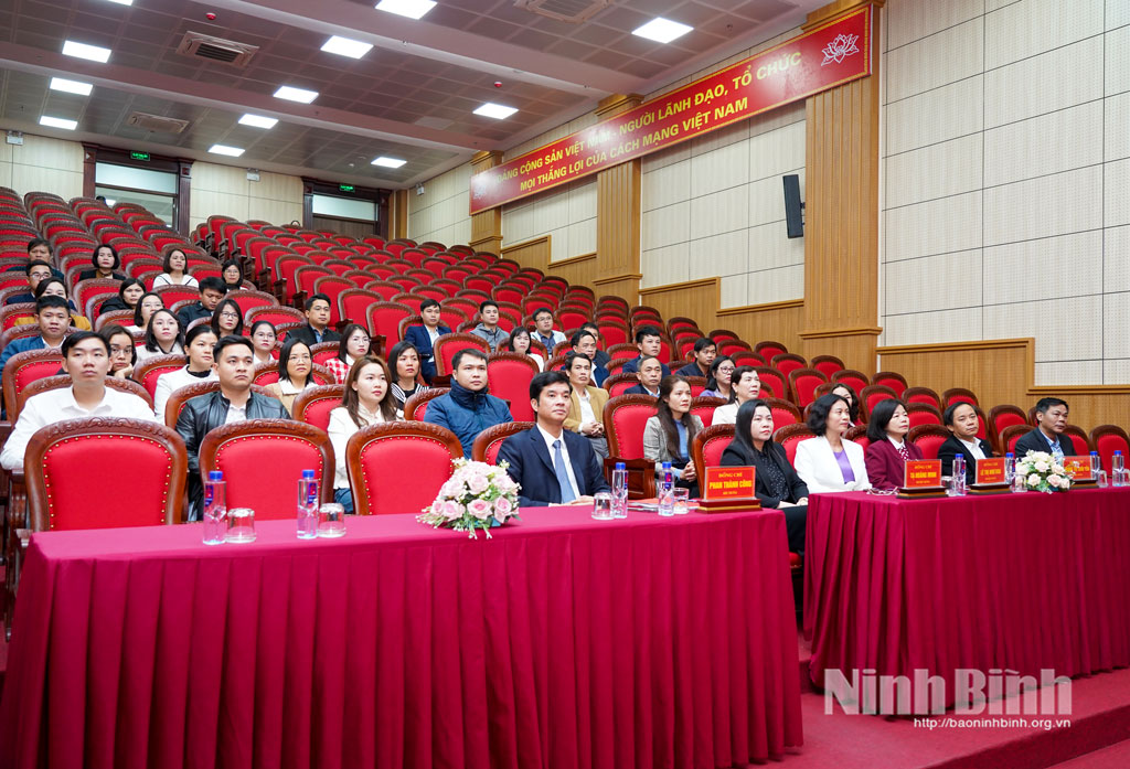 Các đại biểu dự lễ khai giảng.