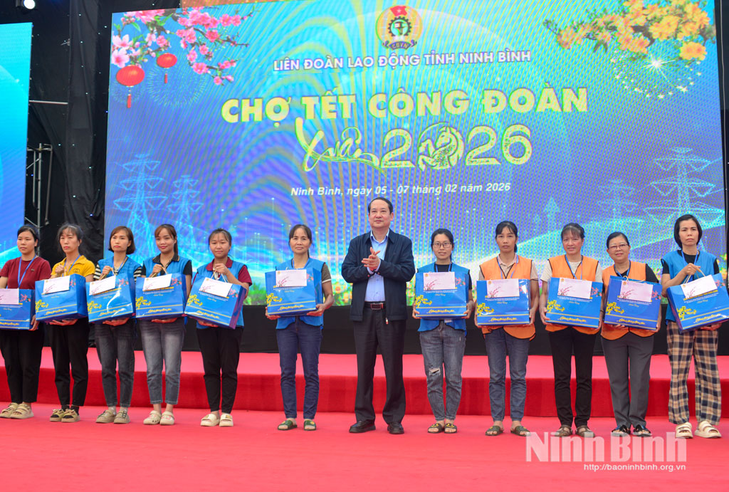 Đồng chí Mai Văn Tuất, Phó Bí thư Tỉnh ủy, Chủ tịch Ủy ban MTTQ Việt Nam tỉnh trao quà cho công nhân lao động tại chương trình Chợ Tết Công đoàn - Xuân 2026.