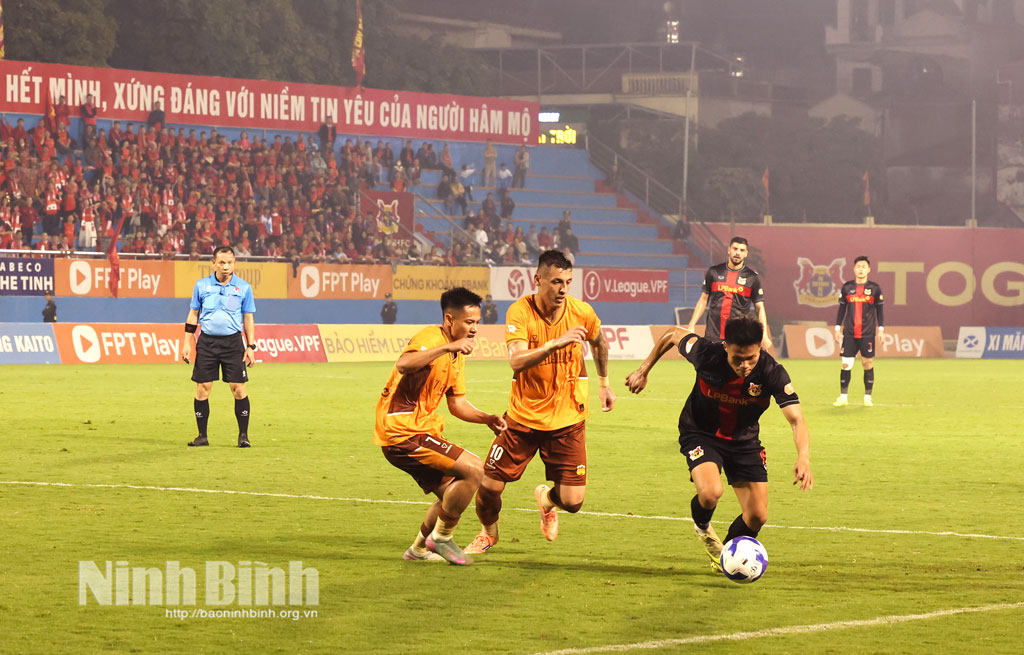 Pha tranh chấp bóng từ khu vực giữa sân của các cầu thủ.