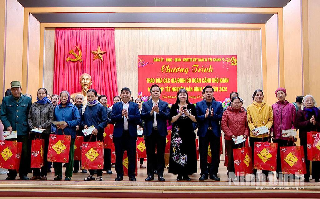 Đồng chí Phạm Quang Ngọc, Ủy viên Trung ương Đảng, Phó Bí thư Tỉnh ủy, Chủ tịch UBND tỉnh Hưng Yên tặng quà cho gia đình chính sách, hộ nghèo tại xã Yên Khánh.