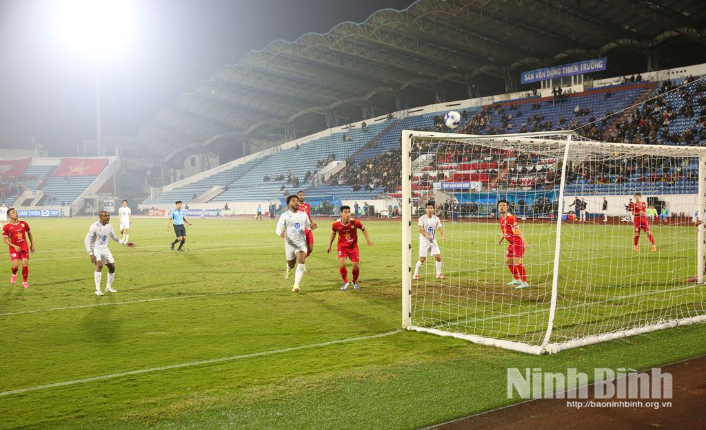 Văn Kiên bỏ lỡ cơ hội rõ ràng khi đánh đầu vọt xà ngang trong tình huống không bị hậu vệ nào của đội khách theo kèm.