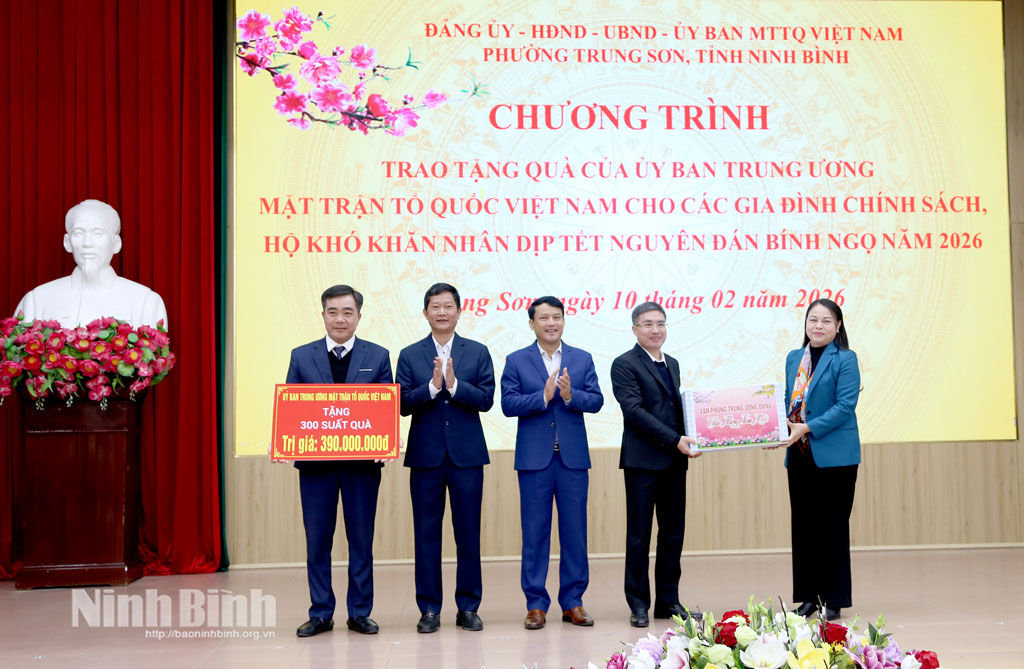 Đồng chí Nguyễn Thị Thu Hà, Ủy viên Trung ương Đảng, Phó Chánh Văn phòng Thường trực Văn phòng Trung ương Đảng trao biển tượng trưng quà của Ủy ban Trung ương MTTQ Việt Nam cho lãnh đạo phường Trung Sơn.