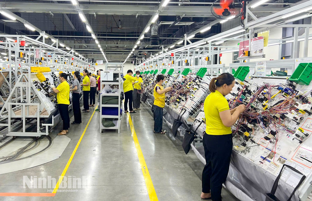 Sản xuất thiết bị điện tử trên xe ô tô tại Công ty TNHH Yura Harness Việt Nam (KCN Châu Sơn, phường Châu Sơn).