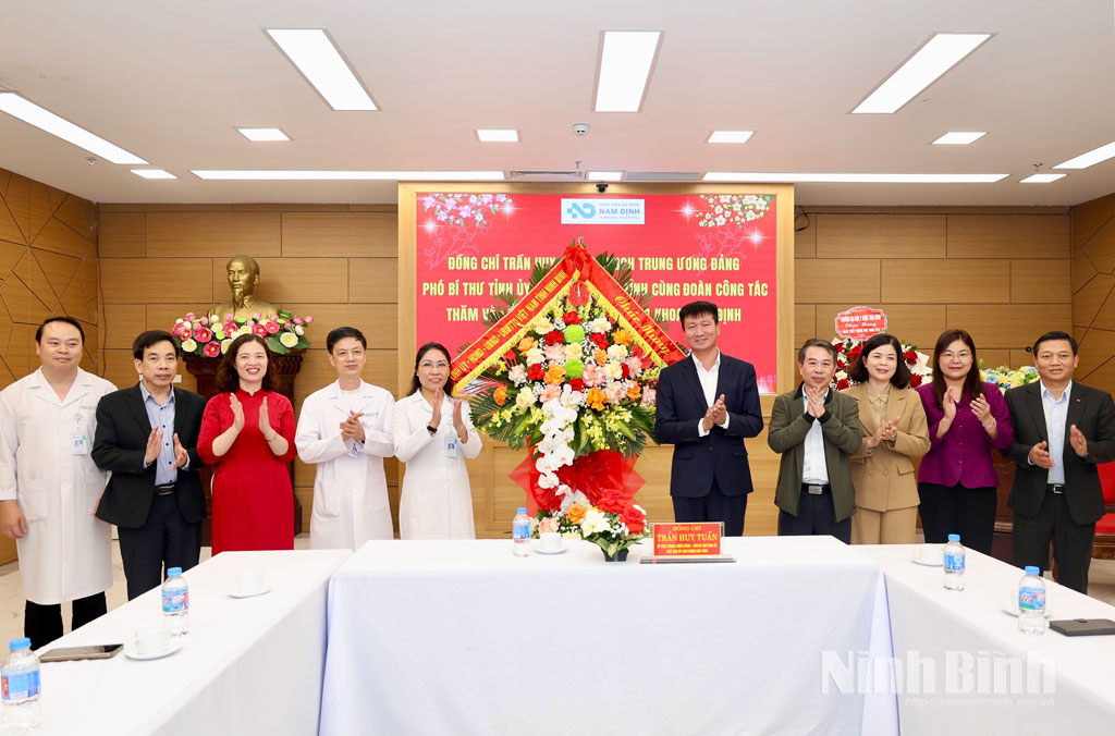 Đồng chí Trần Huy Tuấn, Ủy viên Trung ương Đảng, Phó Bí thư Tỉnh ủy, Chủ tịch UBND tỉnh cùng Đoàn công tác tặng hoa chúc mừng tập thể lãnh đạo, cán bộ, y, bác sĩ Bệnh viện Đa khoa Nam Định nhân ngày Thầy thuốc Việt Nam.