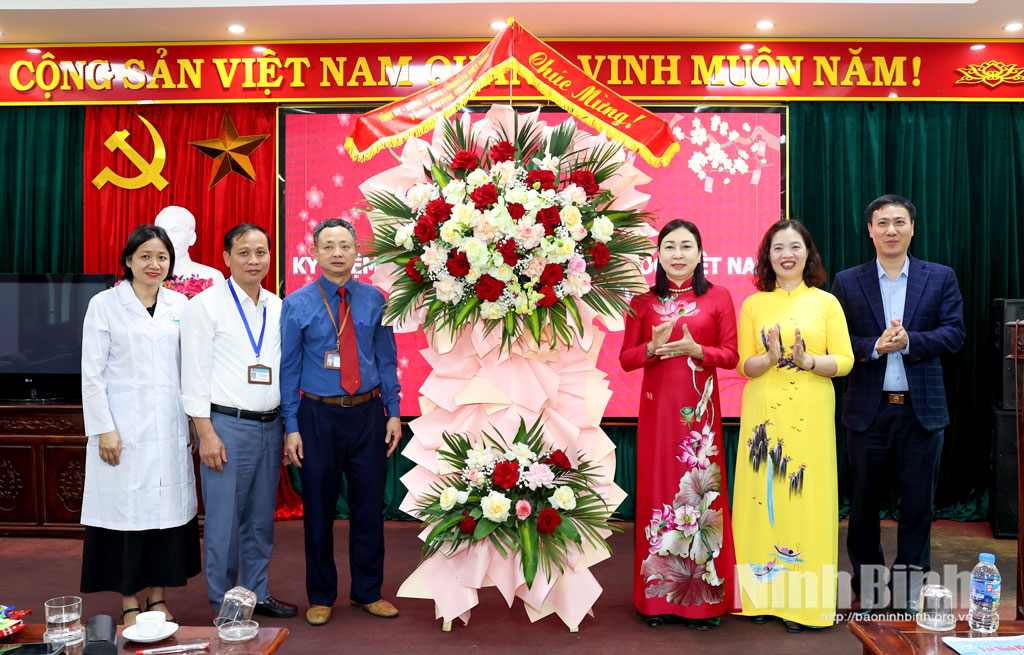 Đồng chí Đinh Thị Lụa, Phó Bí thư Thường trực Tỉnh ủy tặng hoa chúc mừng cán bộ, y, bác sĩ Bệnh viện Tâm thần tỉnh.