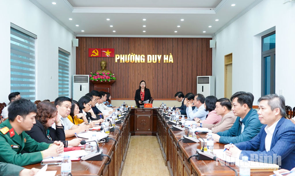 Các đại biểu dự cuộc kiểm tra tại phường Duy Hà.