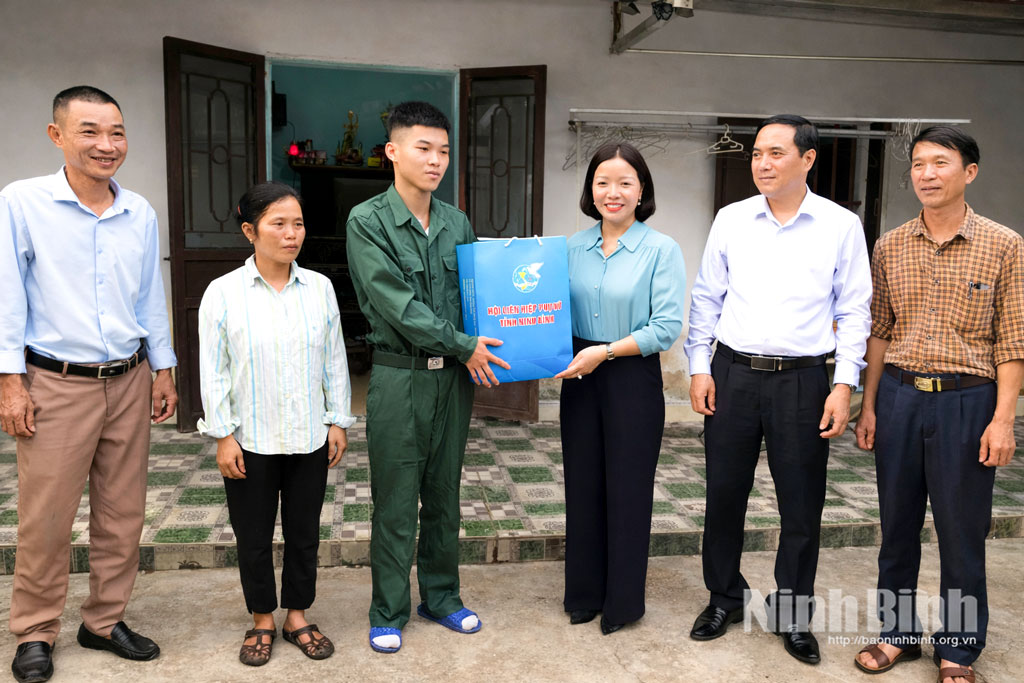 Các đồng chí lãnh đạo Hội LHPN tỉnh và lãnh đạo xã Ý Yên tặng quà cho tân binh Trần Công Nghiệp.
