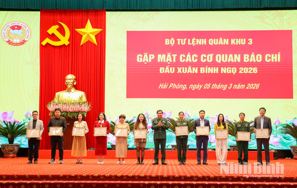 Đồng chí Trung tướng Nguyễn Đức Hưng, Ủy viên Trung ương Đảng, Bí thư Đảng ủy, Chính ủy Quân khu 3 trao thưởng cho các tập thể, cá nhân có thành tích xuất sắc trong công tác phối hợp tuyên truyền về nhiệm vụ quân sự, quốc phòng của lực lượng vũ trang Quân khu 3 năm 2025.
