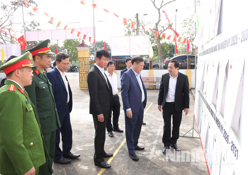 Các đồng chí: Trần Huy Tuấn, Ủy viên Trung ương Đảng, Bí thư Tỉnh ủy; Lê Quốc Chỉnh, Phó Bí thư Tỉnh ủy, Chủ tịch HĐND tỉnh và các đồng chí trong Đoàn kiểm tra công tác bầu cử tại xã Hải Anh.