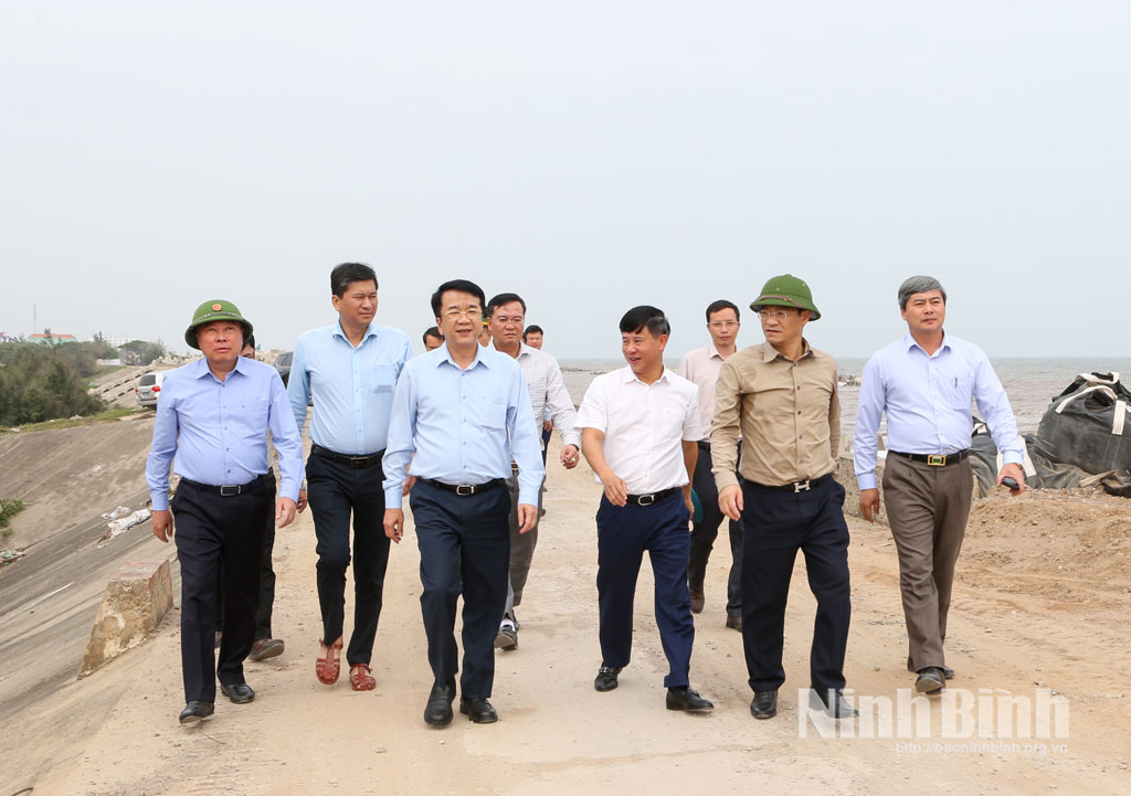 Đồng chí Nguyễn Thanh Bình, Phó Bí thư Tỉnh ủy, Chủ tịch UBND tỉnh và Đoàn công tác kiểm tra tuyến đê, kè Hải Thịnh.