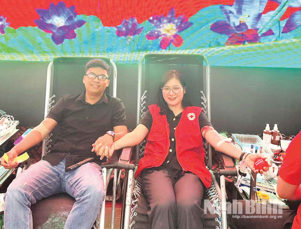 Vợ chồng chị Trần Thị Hoài và anh Nguyễn Tiến Dũng, xã Xuân Trường đồng hành trong một đợt hiến máu tình nguyện.