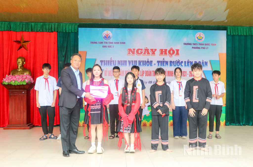 Ban Tổ chức trao thưởng cho các đội tham gia Chương trình.