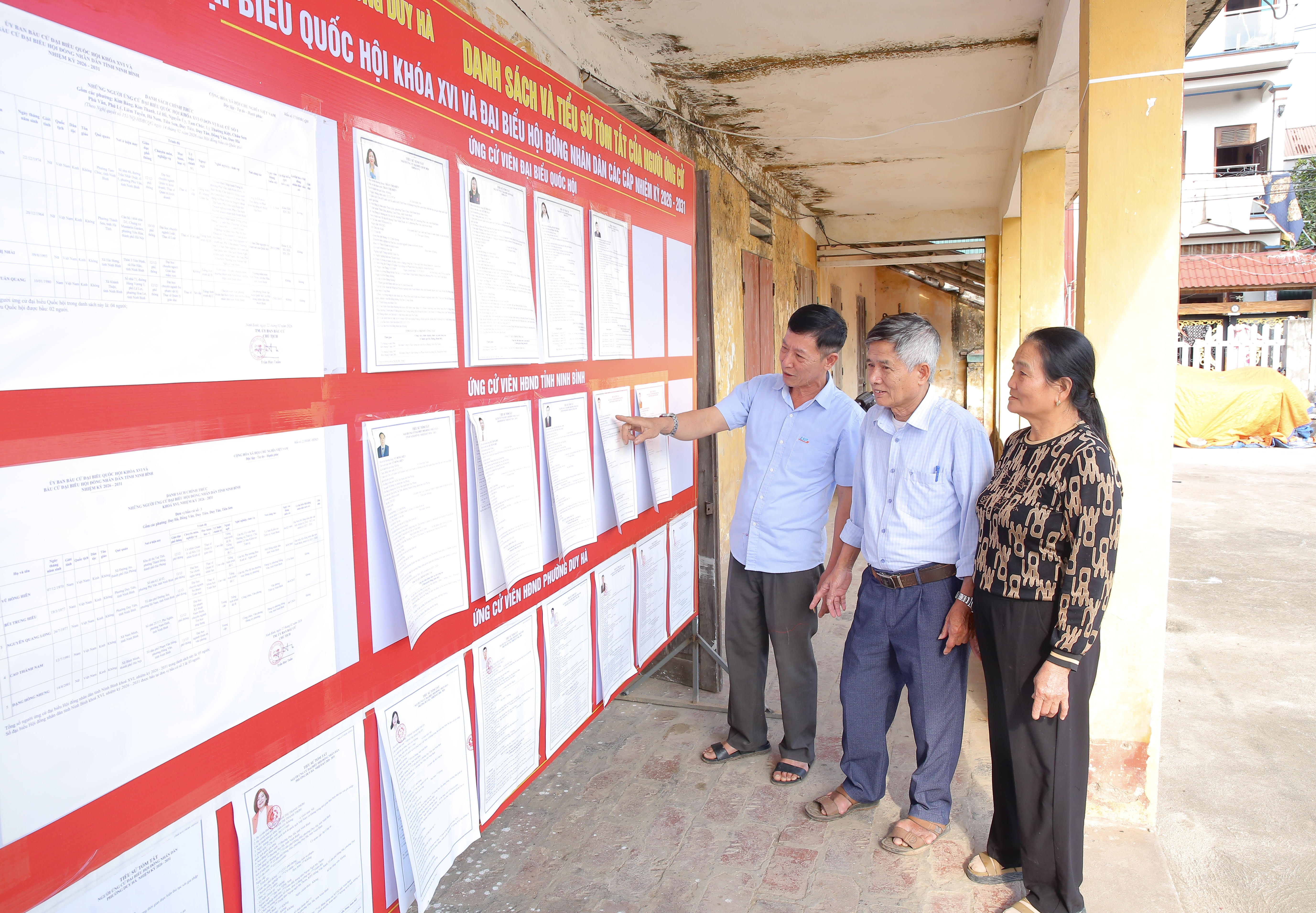 Cử tri phường Duy Hà nghiên cứu danh sách ứng cử viên đại biểu Quốc hội khoá XIV và đại biểu HĐND các cấp nhiệm kỳ 2026-2031.