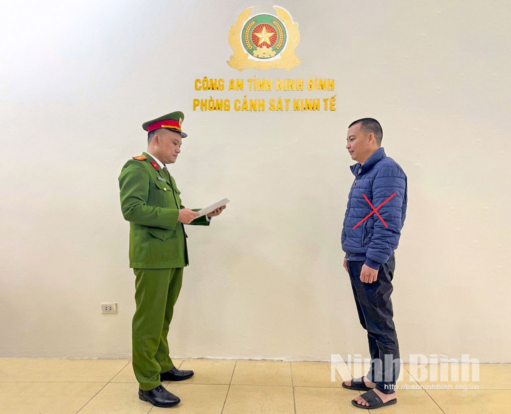 Phòng Cảnh sát kinh tế tống đạt Quyết định khởi tố bị can đối với Trần Văn Khánh.