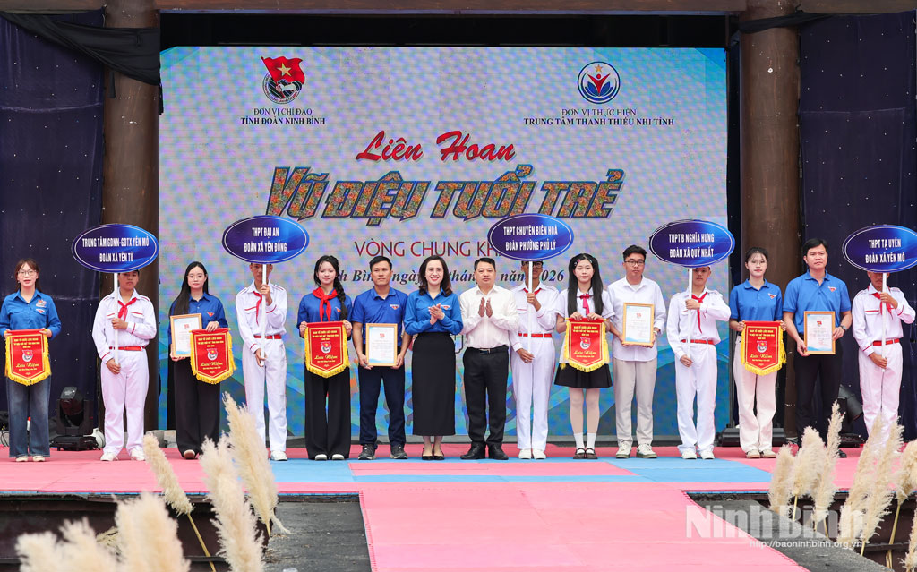 Ban Tổ chức trao cờ lưu niệm cho các đoàn tham gia chương trình.