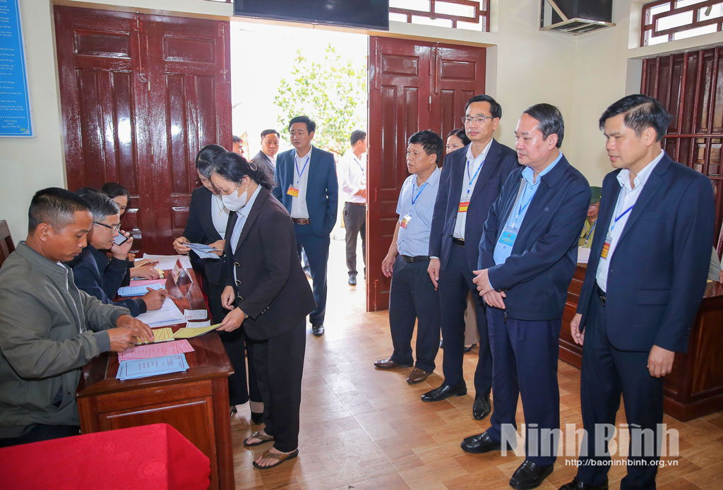 Đồng chí Mai Văn Tuất, Phó Bí thư Tỉnh ủy, Chủ tịch Ủy ban MTTQ Việt Nam tỉnh, Phó Trưởng Ban Chỉ đạo bầu cử tỉnh kiểm tra công tác bầu cử tại xã Chất Bình.