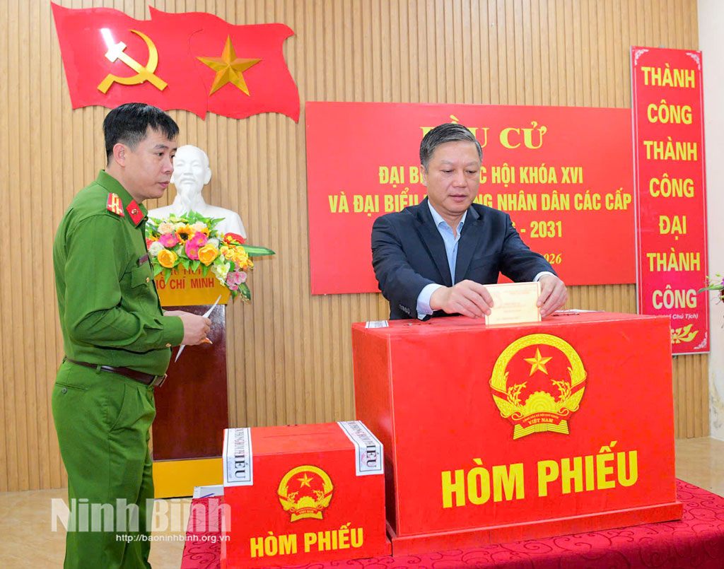 Đồng chí Đinh Việt Dũng, Ủy viên Ban Thường vụ Tỉnh ủy, Trưởng Ban Tổ chức Tỉnh ủy, Ủy viên Ban Chỉ đạo cuộc bầu cử tỉnh bỏ phiếu bầu cử tại Khu vực bỏ phiếu số 47, Đơn vị bầu cử số 5, phường Hoa Lư. Ảnh: Giang Nguyễn