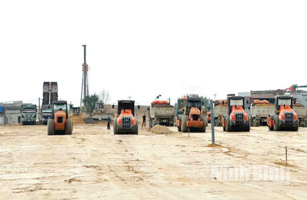 Nhà thầu triển khai thi công tại đoạn Nút giao Khánh Dương, xã Yên Mô. Ảnh: Nguyễn Thơm