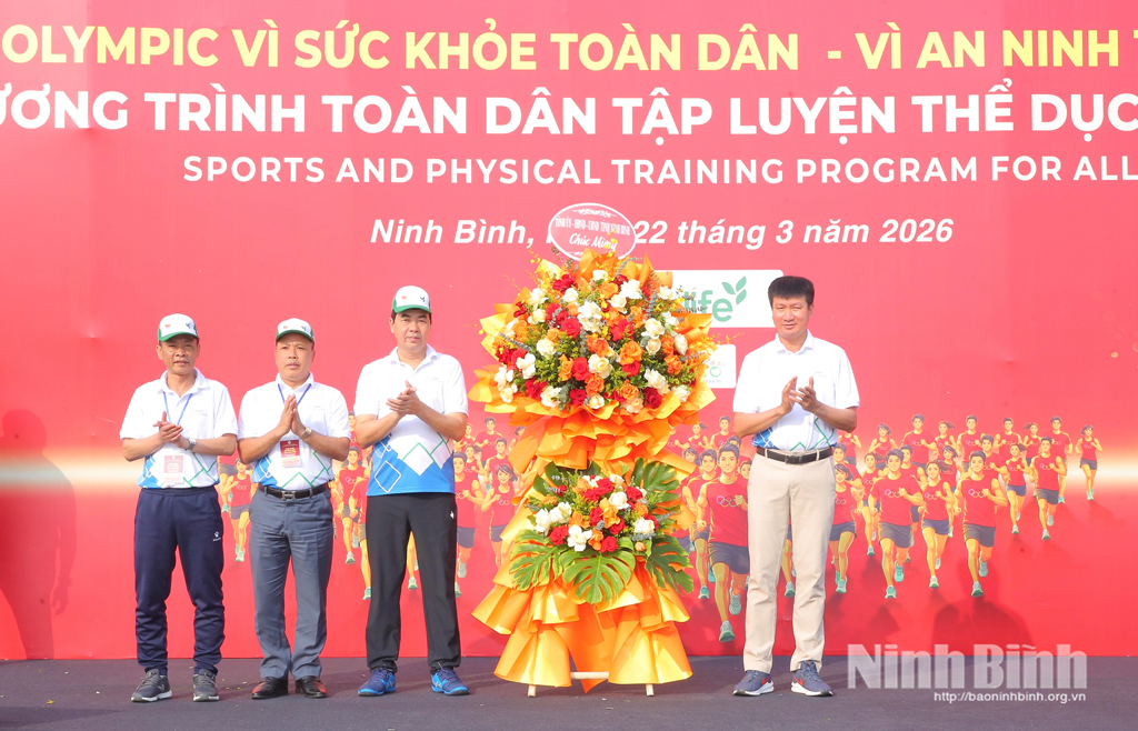 Đồng chí Bí thư Tỉnh ủy Trần Huy Tuấn tặng hoa chúc mừng Ban Tổ chức chương trình.