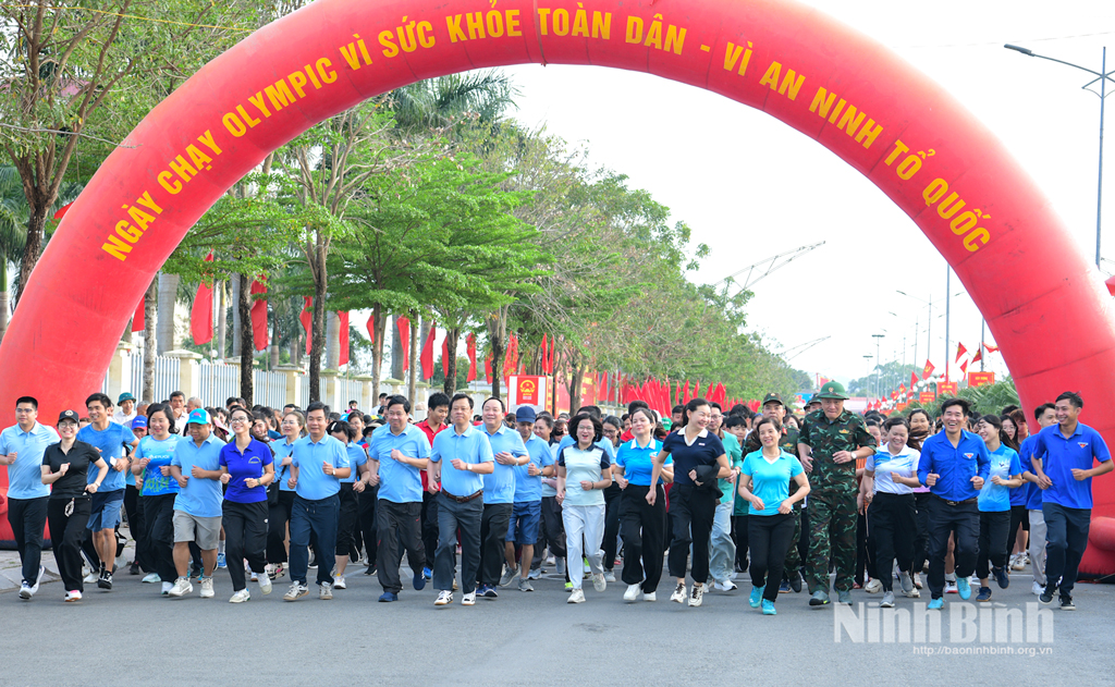 Các đại biểu xã, vận động viên, học sinh, thầy cô giáo các nhà trường và đông đảo nhân dân xã Gia Viễn tham gia chạy đồng hành.