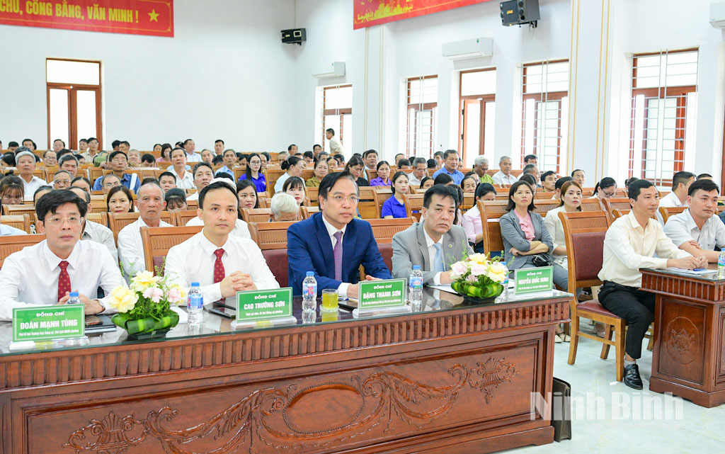 Các đại biểu dự hội nghị tổng kết công tác bầu cử tại phường Tây Hoa Lư.