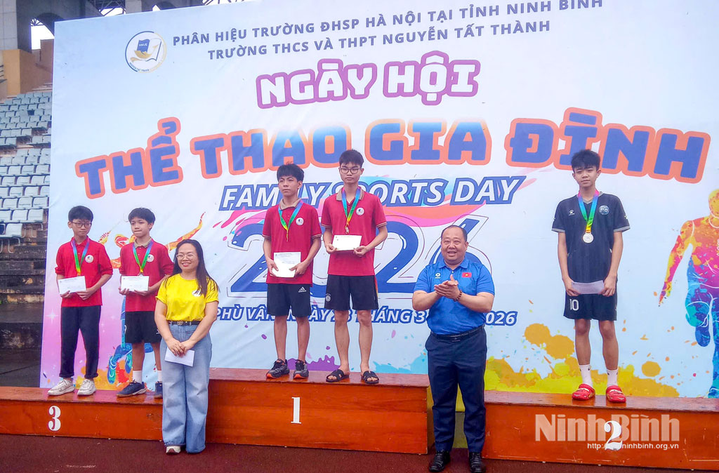 Trao giải cho các học sinh đạt giải môn điền kinh.