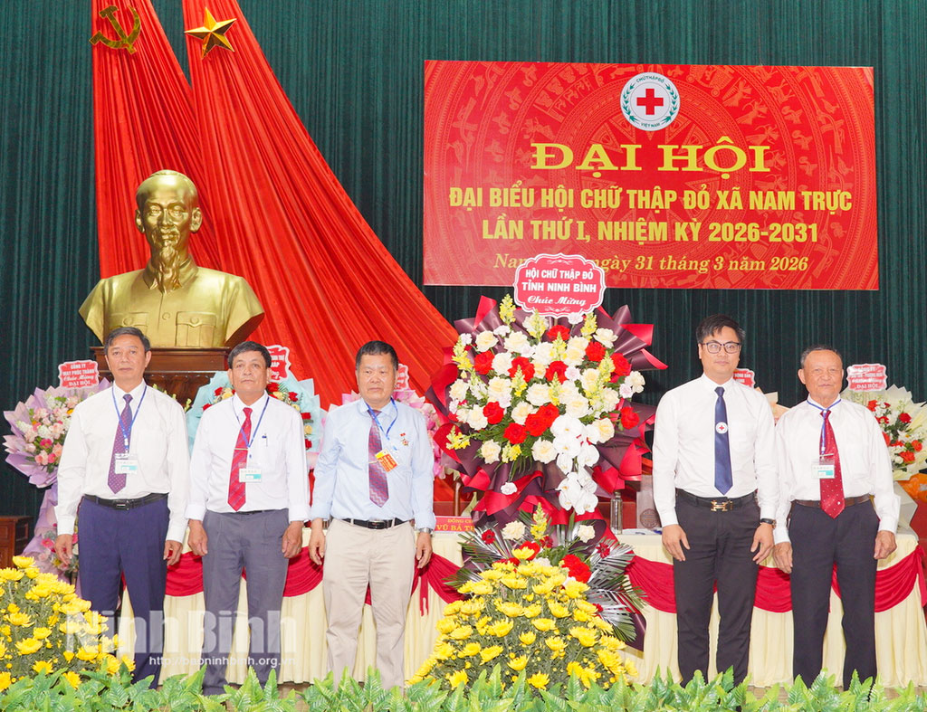 Lãnh đạo Hội Chữ thập đỏ tỉnh tặng hoa chúc mừng Đại hội.