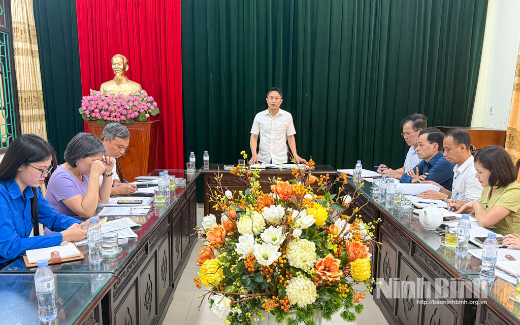 Đoàn kiểm tra làm việc tại xã Ý Yên.