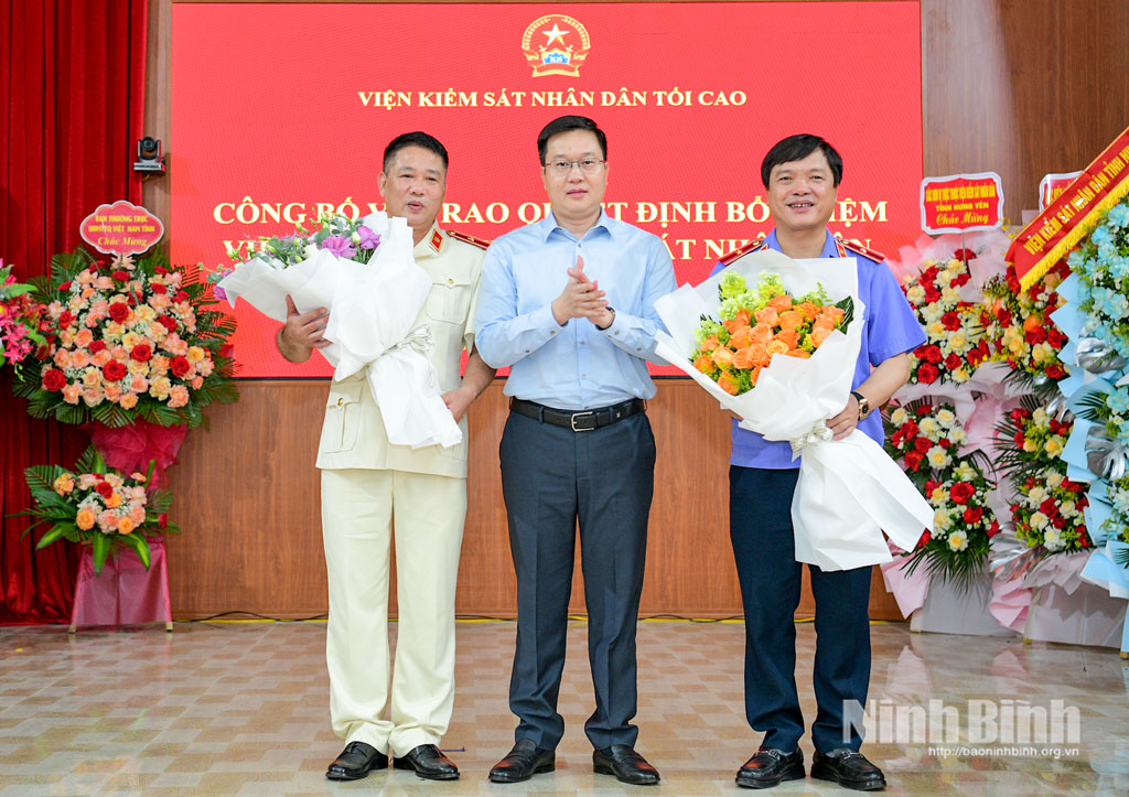 Đồng chí Trần Đăng Quỳnh, Ủy viên dự khuyết Trung ương Đảng, Phó Bí thư Tỉnh ủy tặng hoa chúc mừng đồng chí Nguyễn Văn Viện và đồng chí Phạm Ngọc Cảnh.