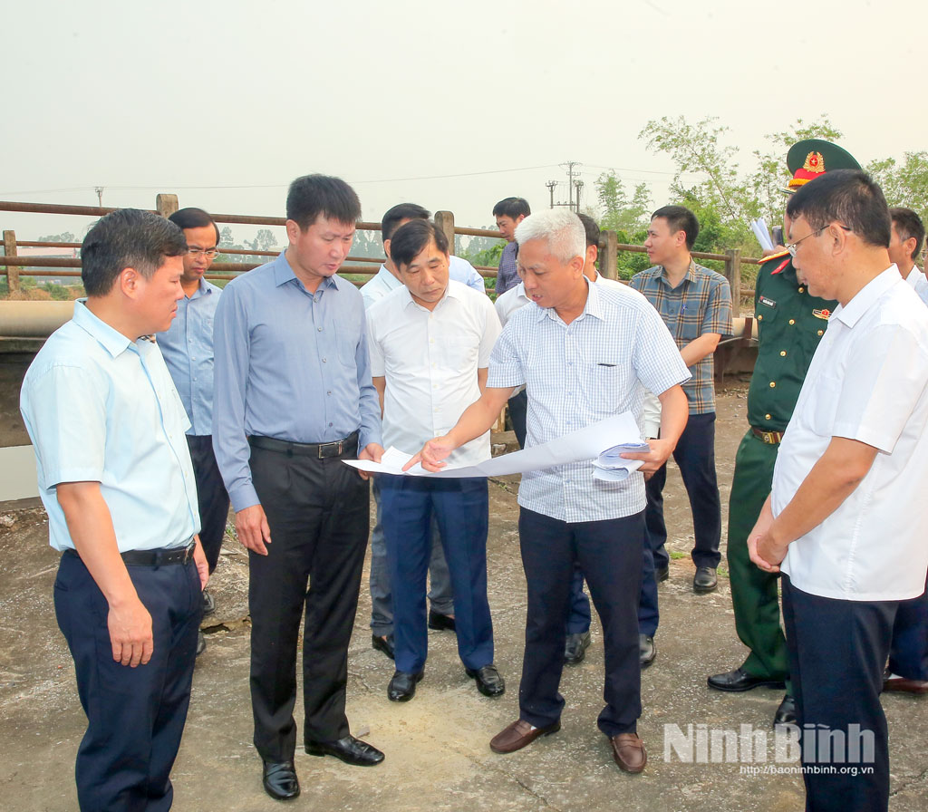 Đồng chí Bí thư Tỉnh ủy Trần Huy Tuấn cùng đoàn kiểm tra tại Âu Chanh tại K4+ 360 đê Trường Yên, phường Tây Hoa Lư.