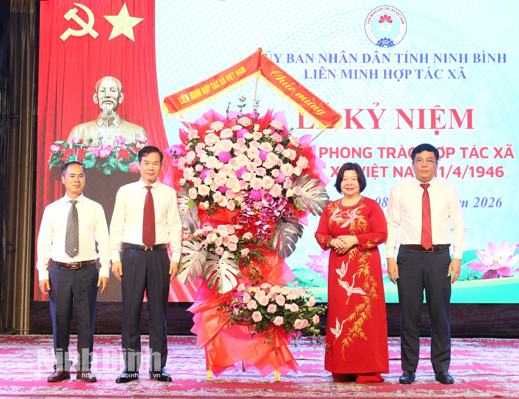 Đồng chí Cao Xuân Thu Vân, Chủ tịch Liên minh HTX Việt Nam tặng hoa chúc mừng Liên minh HTX tỉnh.