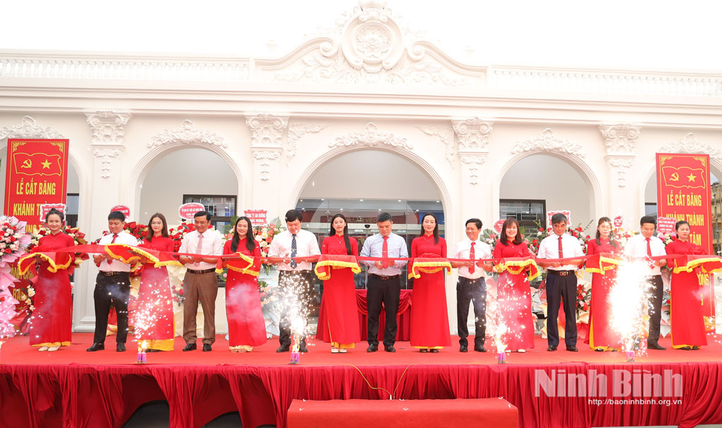 Lãnh đạo xã và các đại biểu cắt băng khánh thành Trung tâm Phục vụ hành chính công.