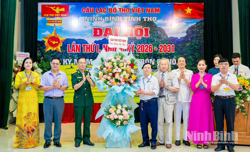 CLB thơ Việt Nam tặng hoa chúc mừng Đại hội.