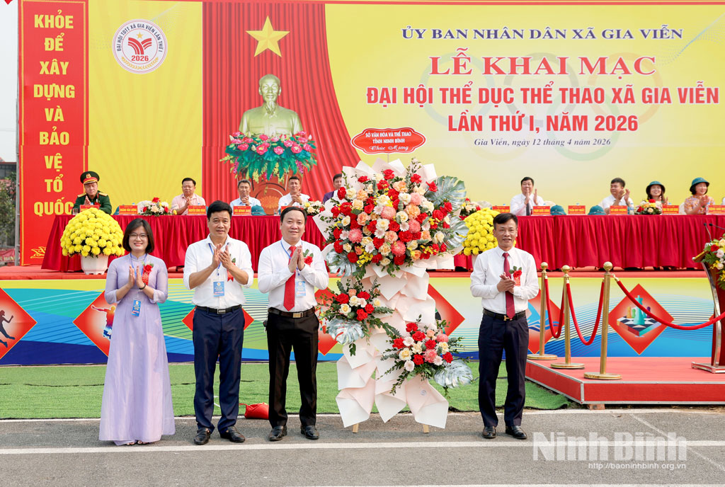 Đại diện lãnh đạo Sở Văn hóa và Thể thao tặng hoa chúc mừng Đại hội Thể dục thể thao xã Gia Viễn lần thứ I, năm 2026