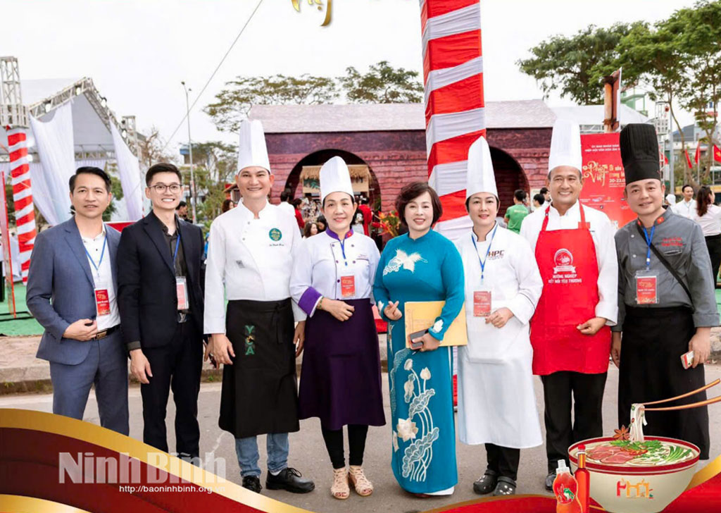 Nghệ nhân Lê Thị Thiết (thứ tư từ phải sang) tại Festival Phở 2026.