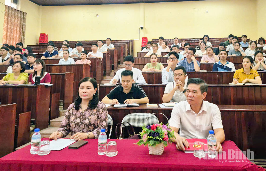 Quang cảnh lớp bồi dưỡng chính trị dành cho đảng viên mới.