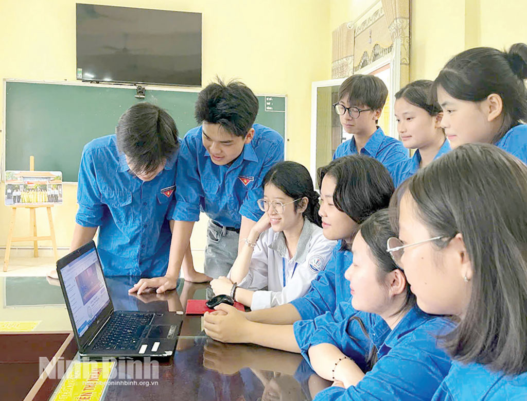 Câu lạc bộ “Sức sống xanh”, Trường THPT Nam Trực, xã Nam Trực chủ động ứng dụng công nghệ số trong vận động và quản lý nguồn tài trợ.