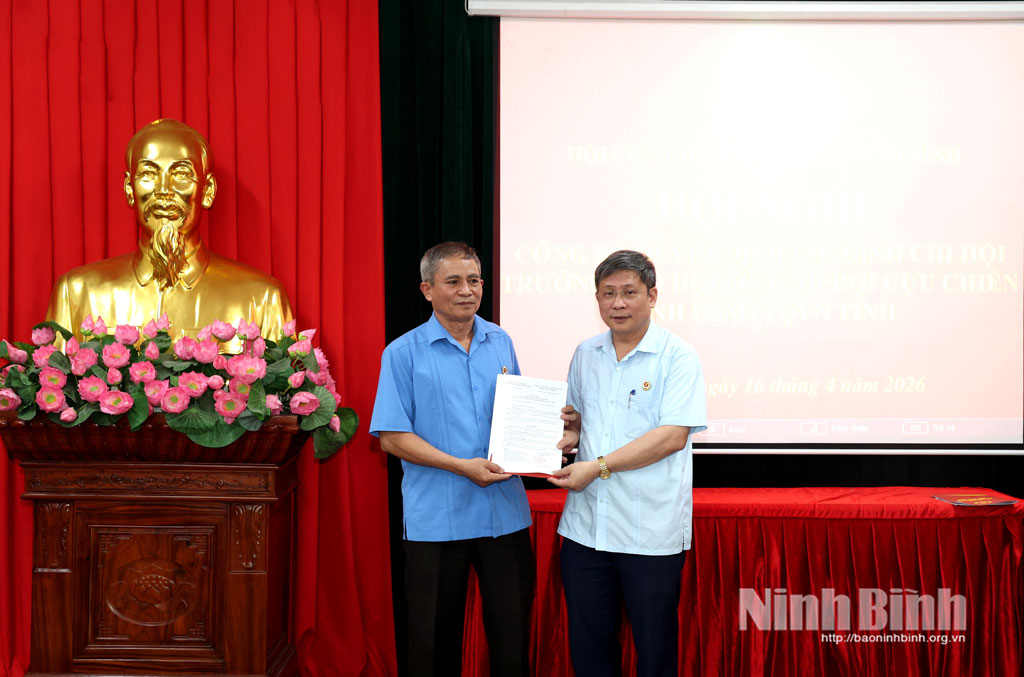 Đồng chí Phạm Minh Tuấn, Tỉnh ủy viên, Phó Trưởng Ban Tổ chức Tỉnh ủy, Chủ tịch Hội CCB các cơ quan Đảng tỉnh trao Quyết định chỉ định Chi hội trưởng Chi hội CCB Ủy ban MTTQ Việt Nam tỉnh nhiệm kỳ 2025-2030.