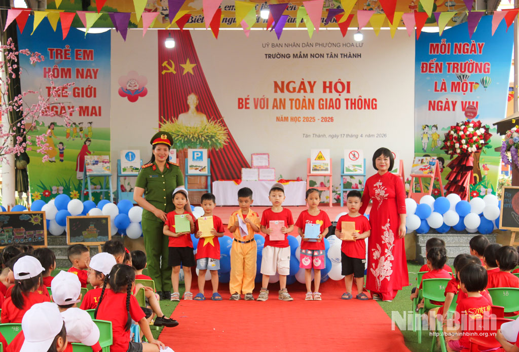 Lãnh đạo Trường Mầm non Tân Thành và đại diện Công an phường Hoa Lư trao quà cho các bé trả lời đúng phần thi tìm hiểu kiến thức về an toàn giao thông.